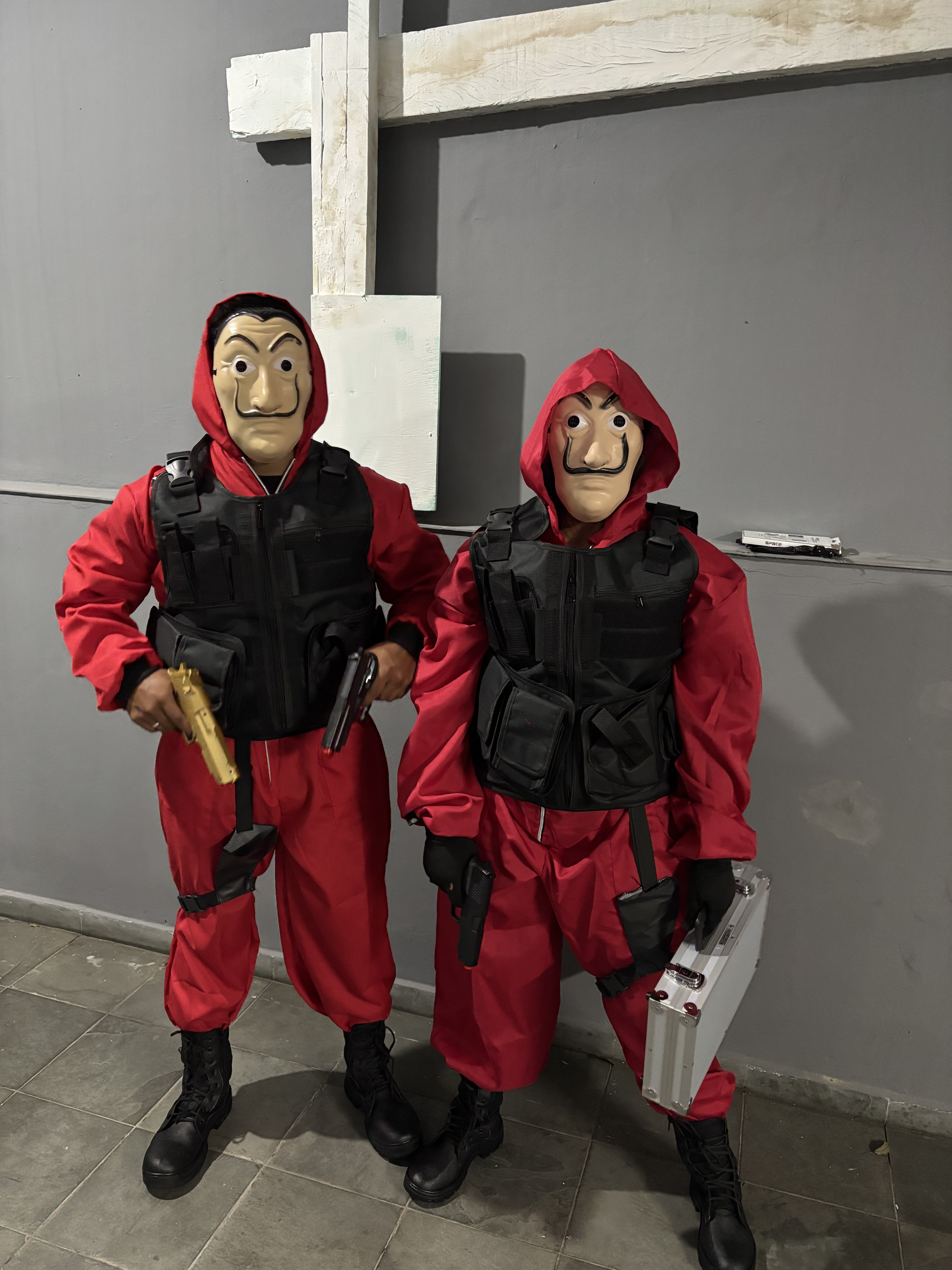 Personagens La Casa de Papel com macacão vermelho e máscaras